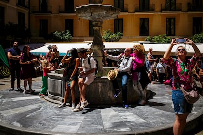 Varios grupos de turistas en la plaza del Obispo en Málaga el pasado 2 de mayo.