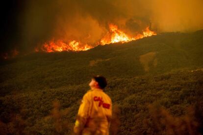 Bombeiro observa o incêndio em Clearlake Oaks, em 5 de agosto de 2018.