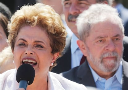 Ao lado do ex-presidente Lula, Dilma Rousseff fez um pronunciamento no qual se diz vítima de um golpe. "Agora o que mais dói, é esta situação que eu estou vivendo agora, a inominável dor da injustiça", afirmou. 