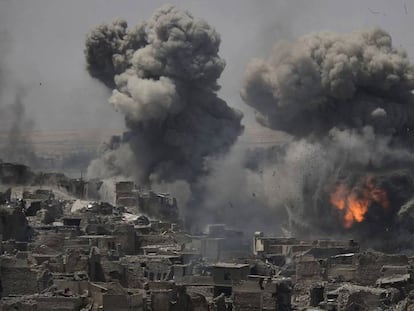 Bombardeios contra os últimos combatentes do EI em Mossul, na terça-feira.