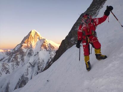 Adam Bielecki posa durante la ascensión al Broad Peak. Al fondo, el K2