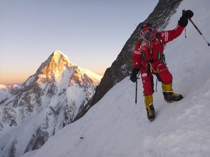 Adam Bielecki posa durante la ascensión al Broad Peak. Al fondo, el K2
