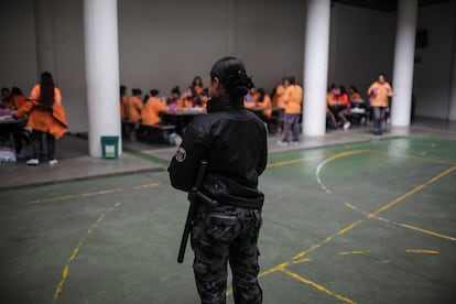 An INPEC agent watches over prisoners in the Bogotá District Prison, in 2019.
