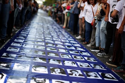 La marcha se hace en homenaje a las víctimas de la dictadura de Argentina en el 48º aniversario del golpe militar de 1976.