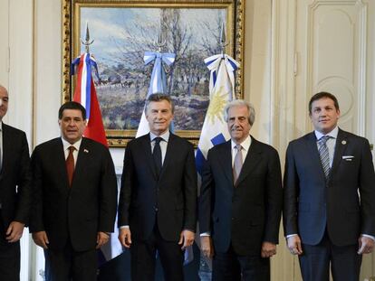 De izquierda a derecha: Infantino, Cartes, Macri, V&aacute;zquez y Dominguez, de la Conmebol.