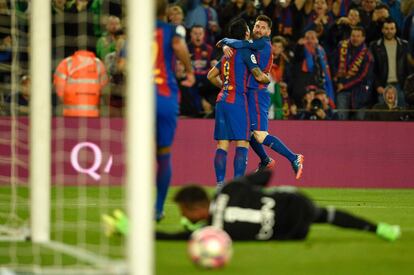 Lionel Messi celebra con el delantero uruguayo del Barcelona, Luis Suárez, su tanto.