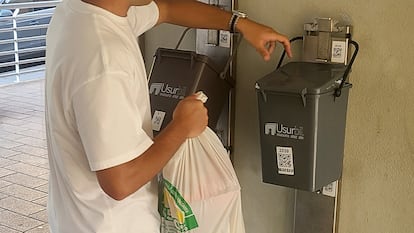 Un vecino de Usurbil frente al sistema de reciclaje puerta a puerta.