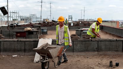 Ciudadanos vietnamitas trabajan en una obra en el centro de Bucarest (Rumania).