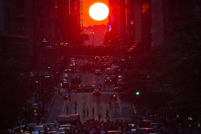 Momento de máximo esplendor de la puesta de sol entre los edificios de Manhattan.