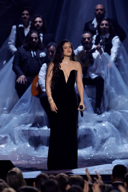 Rosalía durante su actuación en los Grammys Latinos.