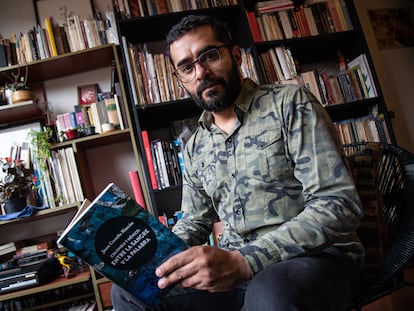 El escritor Juan Camilo Rincón, en la biblioteca de su apartamento, en el occidente de Bogotá. 19 de abril de 2022.