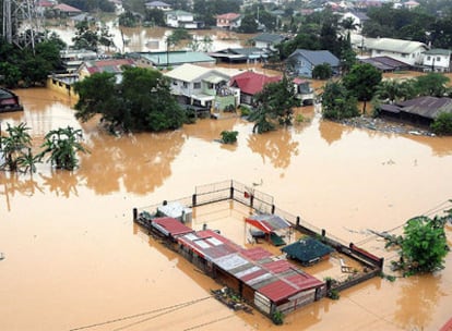 Aspecto de una zona de Manila tras el paso del tifón que ha causado 80 muertos en Filipinas