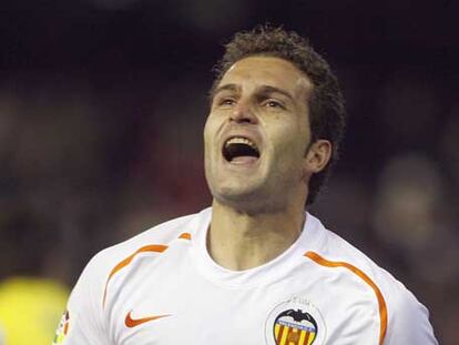 Baraja celebra un gol del Valencia al Villarreal.