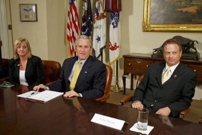 El presidente Bush, reunido con el actor Gary Sinise (d) y otros miembros de organizaciones que apoyan a las tropas de EE UU en Irak y Afganistán.