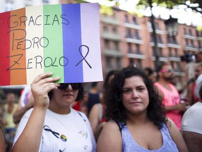 Una mujer muestra un cartel de agradecimiento a Zerolo durante el desfile de 2015.