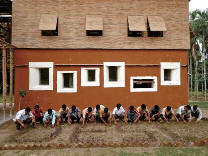 Anna Heringer reinterpretó la casa típica para su escuela de electricistas en Rudrapur (Dinajpur, Bangladesh).