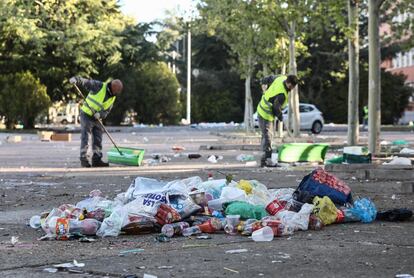 Los operarios han recogido los restos que ha dejado la fiesta, a pesar de que la propia cuenta de Twitter del evento animaba a los estudiantes a "recoger la mierda", porque "la uni es todos".