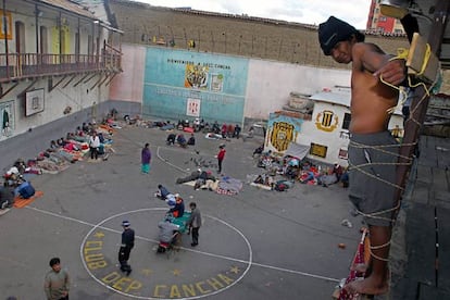 Un preso boliviano, atado a una cruz en uno de los balcones en el interior de la cárcel de San Pedro de La Paz (Bolivia).