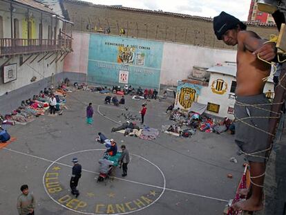Un preso boliviano, atado a una cruz en uno de los balcones en el interior de la cárcel de San Pedro de La Paz (Bolivia).