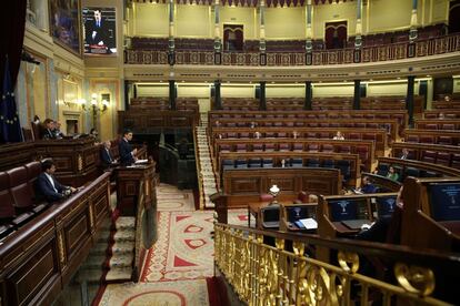 El presidente del Gobierno, Pedro Sánchez, durante su comparecencia ante un hemiciclo casi vacío para explicar la declaración del estado de alarma y las medidas para paliar las consecuencias de la pandemia provocada por el coronavirus.