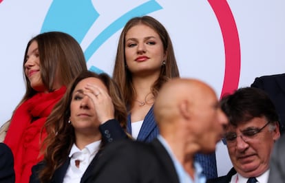 Antes del comienzo del partido, la princesa Leonor ha hablado ante los micrófonos de RTVE: "Estamos muy contentas de estar aquí. Es una suerte ver a nuestra selección de fútbol. El equipo está concentrado con energía y confiadas. Ojalá volvamos a ganar para tener esa triple victoria después del Mundial y la Nations League".