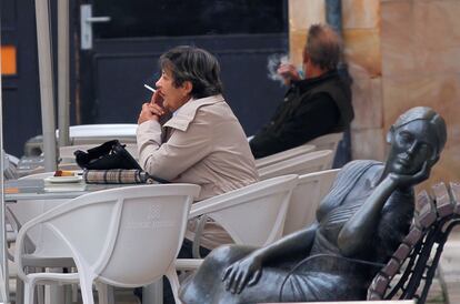 Varias personas fumaban el martes en una plaza de Oviedo.
