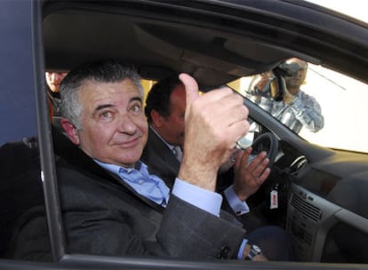 El ex asesor de Urbanismo del Ayuntamiento de Marbella Juan Antonio Roca, a su salida de la prisión de Albolote (Granada).