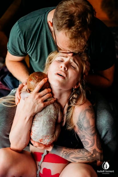 La mejor foto en Parto: Bellas Artes ha sido esta titulada 'Abrazo crudo'. Su autora, Isabell Steinert (Alemania) la describe como con un suspiro de alivio, la madre coge a su hija, todavía cubierta de vérnix, y la abraza cerca de ella.