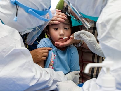 Una niña durante un cribado masivo en Wuhan, a principios de agosto.