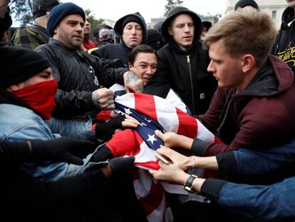 Seguidores e deetractores de Donald Trump em Berkeley, Califórnia.