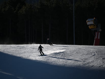 Un esquiador en la estación de esquí alpino de la Masella, en el Pirineo catalán.