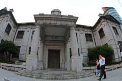 Varios surcoreanos pasean frente a la sede oficial del Banco de Corea, en Seúl. EFE/Archivo