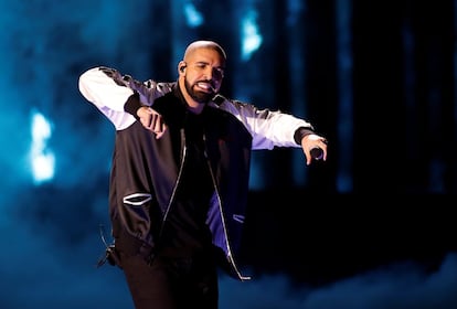 Drake (Toronto, 1986) se embolsó en tan solo 12 meses 38 millones de dólares (35,6 millones de euros). Con su disco ‘Views’, el cantante tuvo el mayor éxito de ventas por detrás de Adele, a lo que hay que sumarle sus conciertos y acuerdos con marcas como Nike, Apple y Sprite.