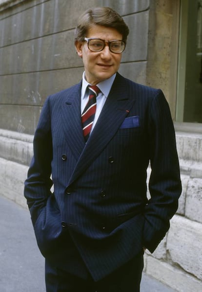 Yves Saint Laurent (1936-2008) tinha apenas 18 anos quando começou a trabalhar como decorador no estúdio de Christian Dior. Alguns anos depois, aos 21, foi escolhido por Dior para substituí-lo como designer-chefe da empresa. O bom trabalho de Yves, que se tornou o estilista mais jovem da alta costura francesa, livrou Dior da falência à qual estava condenado.