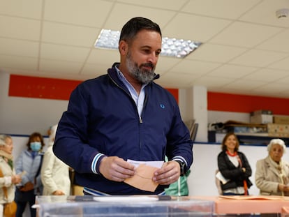 El líder de Vox, Santiago Abascal vota en un colegio electoral de Madrid este domingo durante las elecciones municipales y autonómicas. EFE/Rodrigo Jimenez