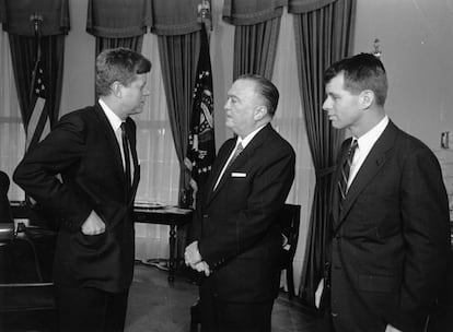 O presidente John F. Kennedy conversa com seu irmão Robert e o diretor do FBI Edgar Hoover na Casa Branca, em 28 de fevereiro de 1961.