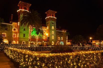 La ciudad de St. Augustine, en Florida (Estados Unidos), lleva 26 años celebrando sus <a href="http://www.visitstaugustine.com/event/nights-lights" target="_blank">Noches de Luces</a> (en esta edición, del 23 de noviembre al 2 de febrero). La costumbre española de dejar una vela blanca en las ventanas durante Navidad ha derivado aquí en una explosión de adornos luminosos (unos tres millones) por todos los rincones del distrito histórico. Iluminaciones deslumbrantes a lo largo de la bahía, elaboradas composiciones en Flagler College, el Museo Lightner o calles como Cordova St. y Orange St. La plaza principal, la de la Constitución, luce un gran árbol de Navidad en su centro, y también merece la pena andar por la zona comercial de St. George Street. El comercio cierra más tarde y los trenes y tranvías ofrecen recorridos especiales. Además, se pueden hacer itinerarios a pie, a caballo o en carruajes.