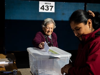 Dos mujeres acuden a votar en la elecciones constituyentes en el Estadio Nacional de Santiago, en mayo de 2023.