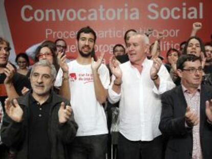 Cayo Lara (con camisa blanca), ayer junto a dirigentes de IU y miembros de colectivos sociales.