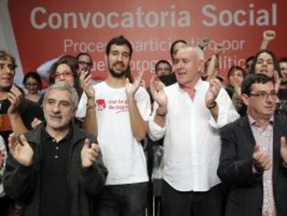 Cayo Lara (con camisa blanca), ayer junto a dirigentes de IU y miembros de colectivos sociales.