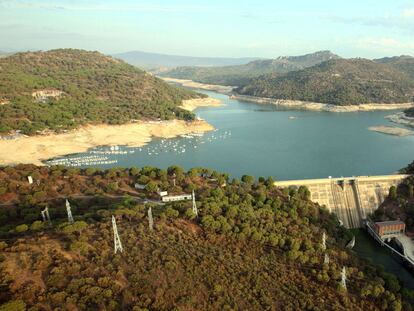 Panorámica del pantano de San Juan, el único de Madrid en el que se puede navegar con barcos de vela o motor.