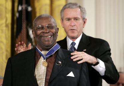 El músico el ex presidente de Estados Unidos, George Bush, durante una ceremonia en la Casa Blanca en 2005.