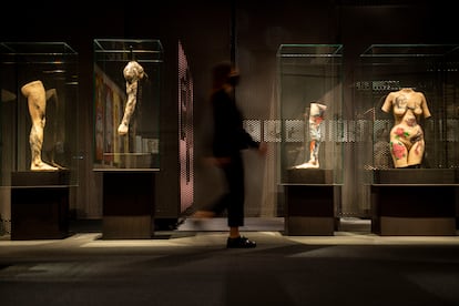 Cuerpos de silicona tatuados para la exposición 'Tattoo. Arte bajo la piel'.