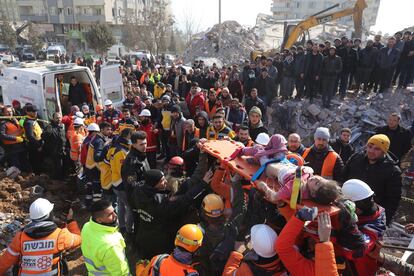 Una niña tras ser rescatada por los servicios de emergencias en Kahramanmaras (Turquía), este jueves.