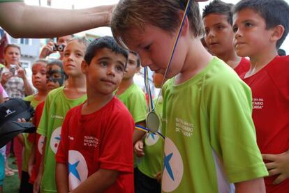 Grupos de niños participantes en los campamentos de verano de la Caixa.