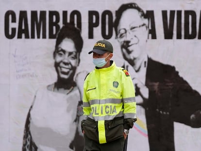 Un policía frente a publicidad de la campaña de Gustavo Petro, en mayo de 2022.