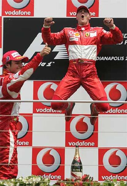 Michael Schumacher brinca de alegría en el podio mientras Felipe Massa, su compañero, levanta el pulgar.