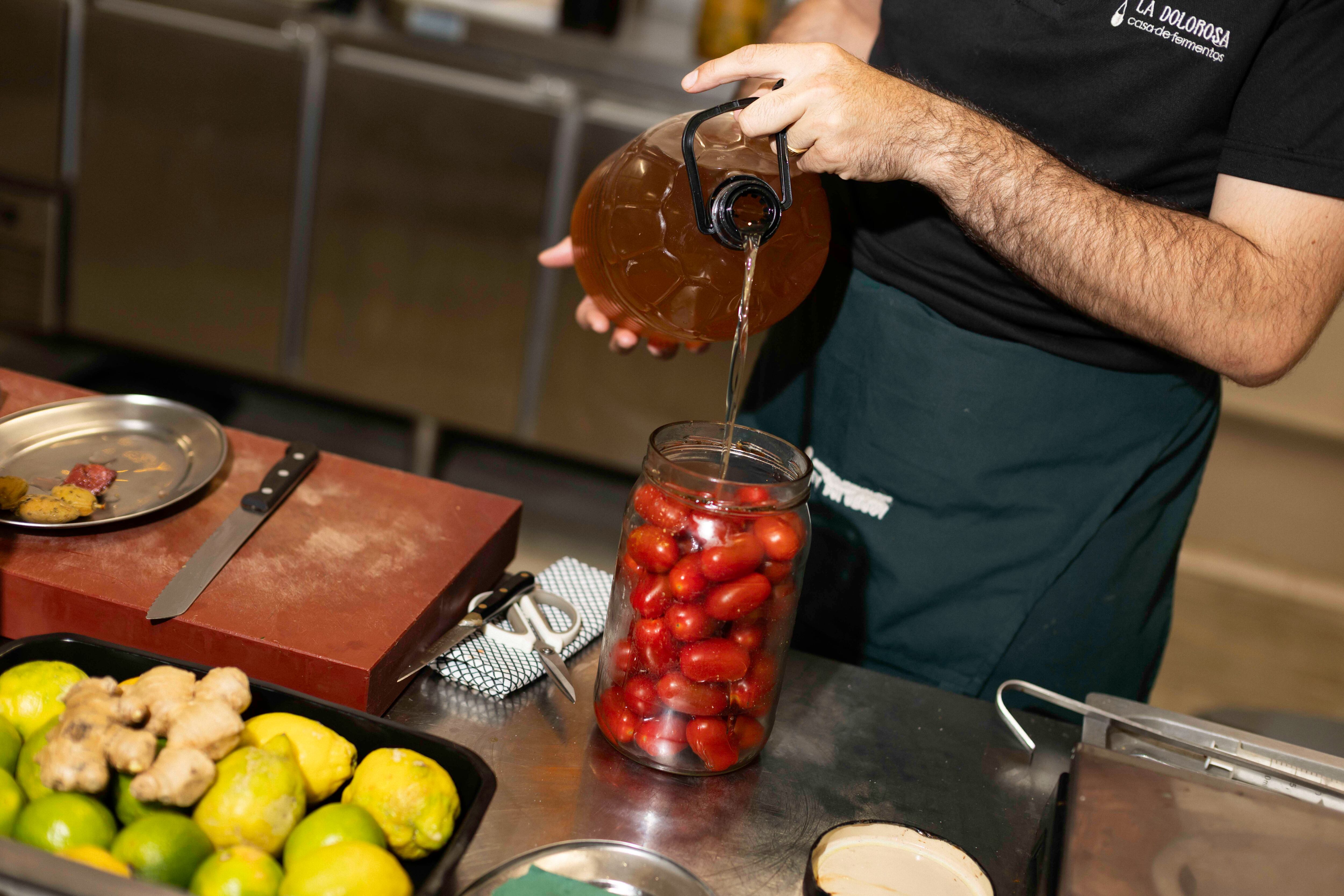 Así comienza el proceso de encurtido de unos tomates.