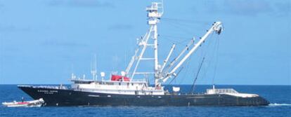 El <i>Albacora Cuatro,</i> buque apresado frente a las costas de Somalia en 2000, que faena actualmente en el océano Índico.