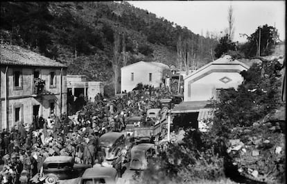 Multitud de personas se agolpan el el paso de Le Perthus en la frontera con Francia a finales de enero de 1939. 